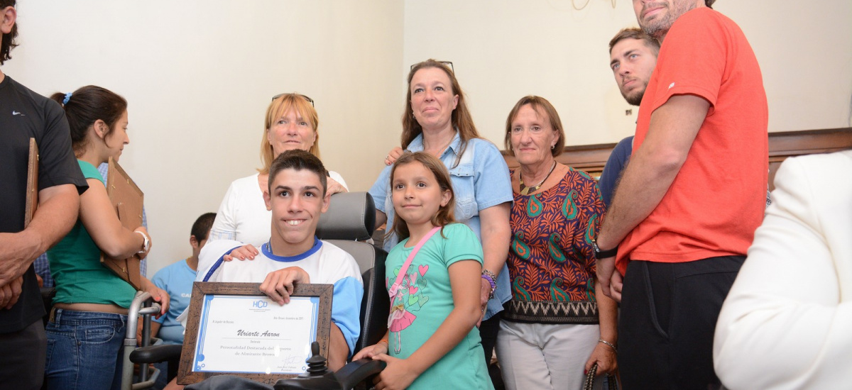 EMOTIVA SESIÓN CON HOMENAJES Y DESPEDIDA DE CONCEJALES SALIENTES