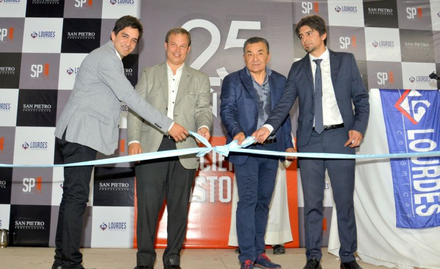 Cascallares en la inauguración de nueva planta de producción de cerámica Lourdes
