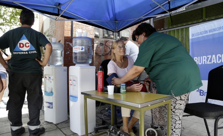 El municipio montó operativos para acompañar y asistir a vecinos que hacen colas en los bancos