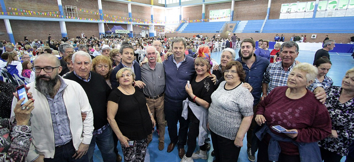 Unos 2 mil adultos mayores celebraron el día del jubilado en el Polideportivo municipal