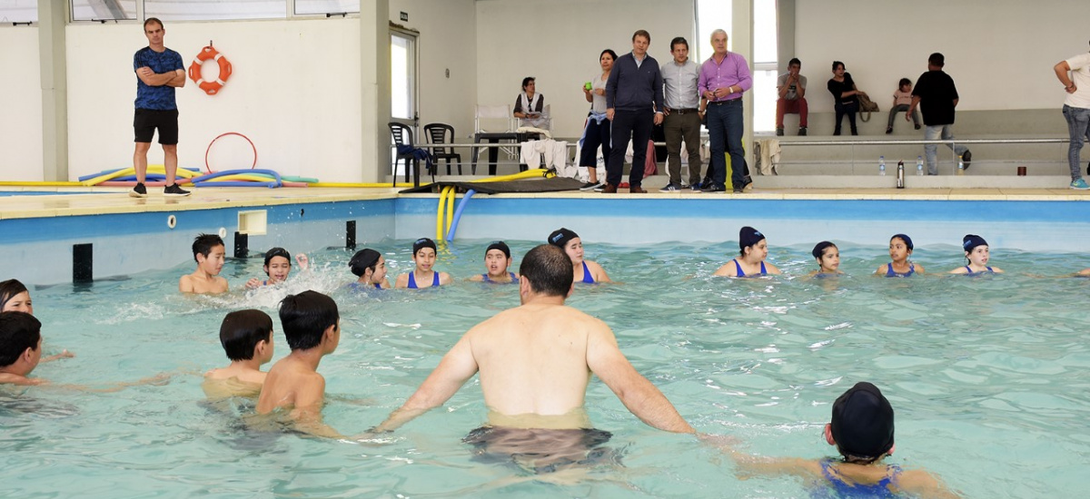 Cientos de chicos disfrutan clases de natación en el Natatorio Municipal