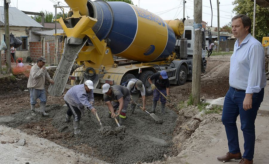 Cascallares recorrió obras de asfalto en las localidades de Brown