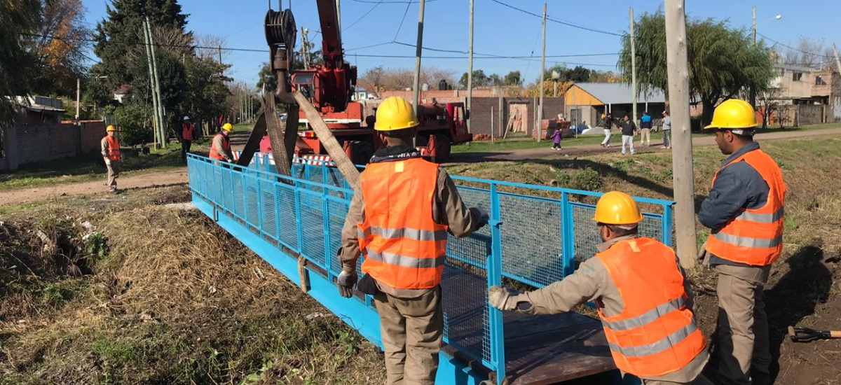El municipio de Alte. Brown instaló dos puentes peatonales para cruzar el arroyo San Francisco