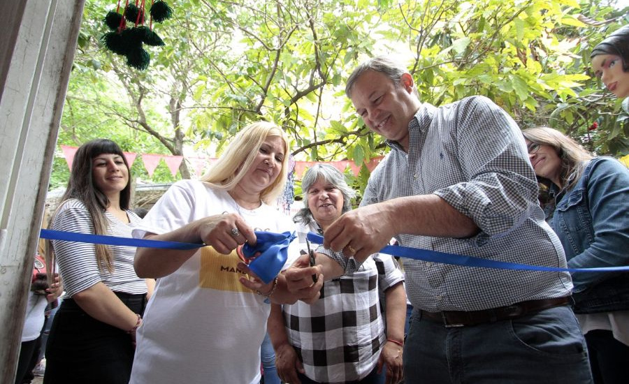 Cascallares junto a mujeres emprendedoras que inauguraron su propio polo productivo textil