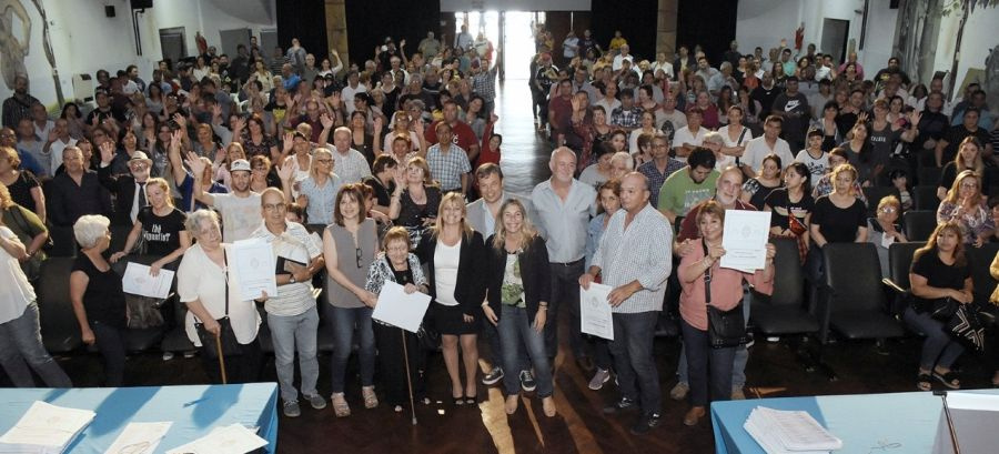 Cascallares entregó escrituras a 300 familias de Glew, Calzada, Don Orione y Longchamps