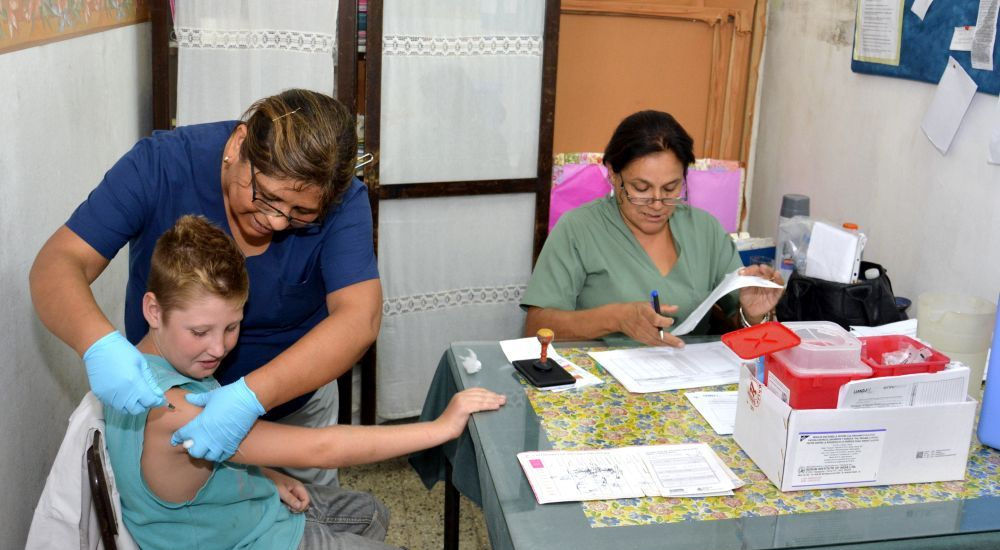 El municipio de Almirante Brown puso en marcha la campaña de vacunación en escuelas