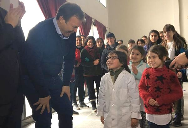 Cascallares entregó anteojos a alumnos de escuela de Glew
