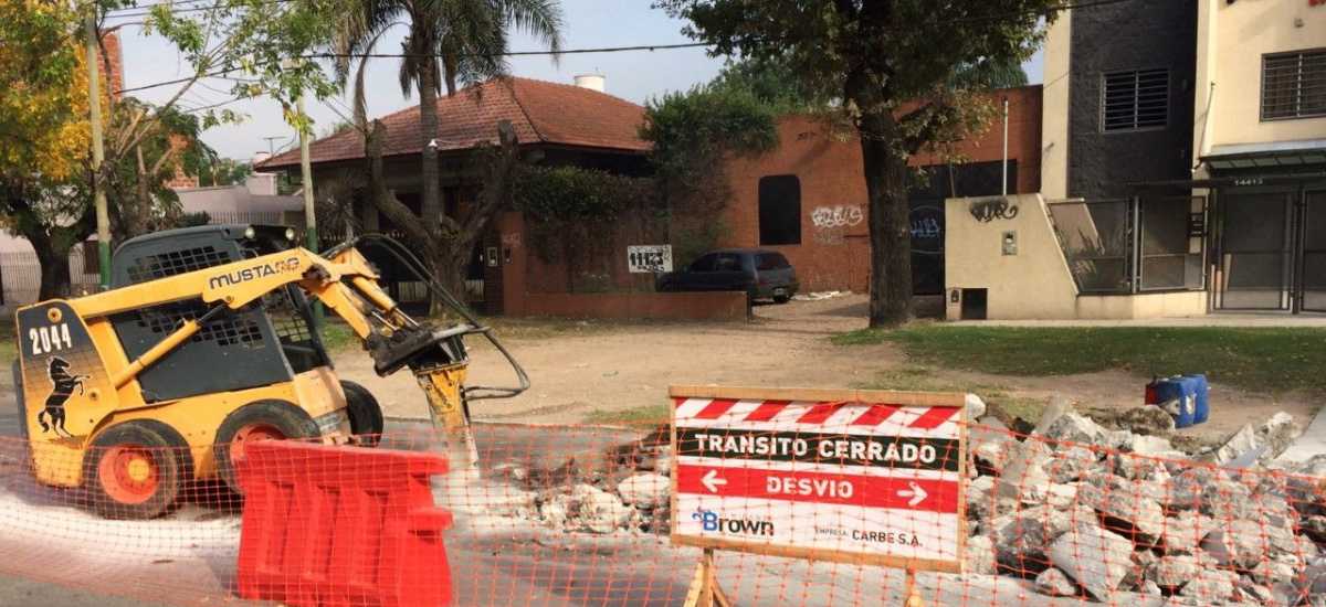 El municipio avanza con obras de bacheo en Longchamps y San José