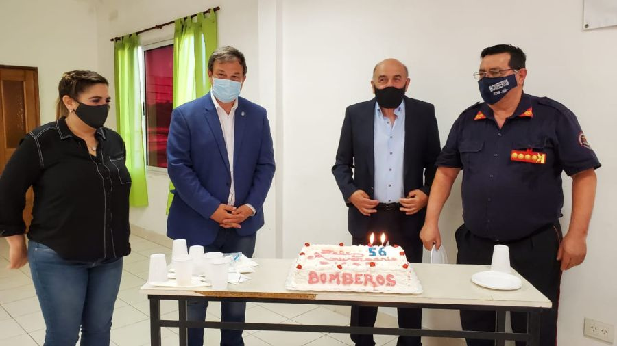 Cascallares y Vilotta junto a los bomberos voluntarios en su 56° aniversario