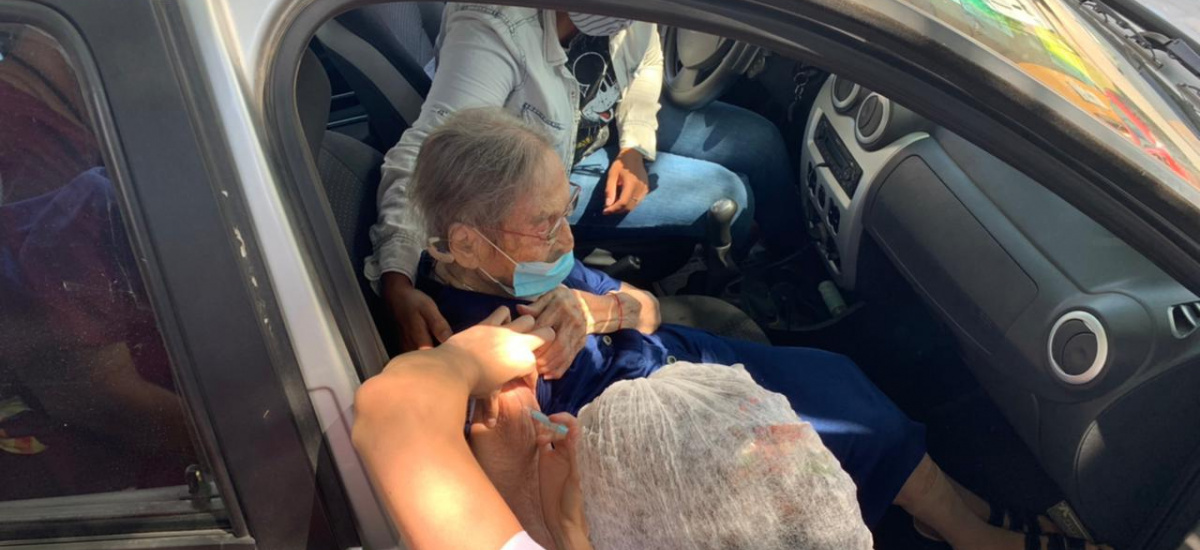 En Alte.Brown vacunan en los autos a personas con movilidad reducida