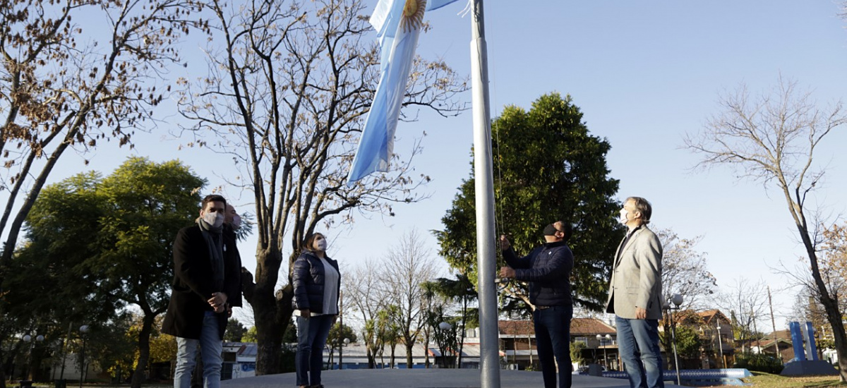 Con un emotivo acto, Alte Brown conmemoró el 211 aniversario de la Revolución de Mayo