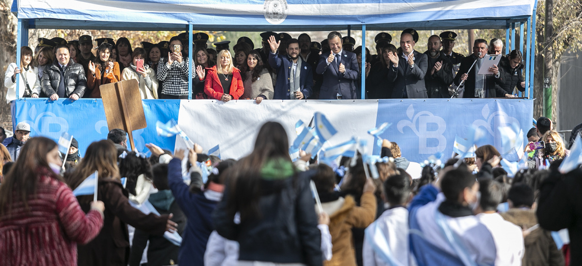 Con un desfile patrio y la promesa de 2.500 alumnos, Alte Brown celebró el “Día de la Bandera”