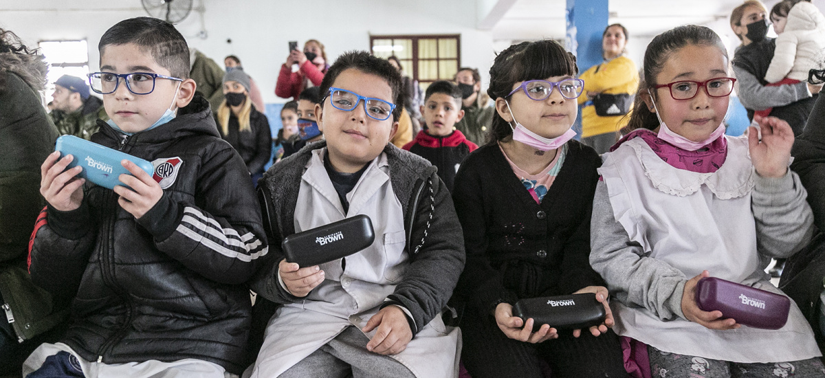 Emotiva entrega de lentes a alumnos de escuelas primarias de Alte Brown