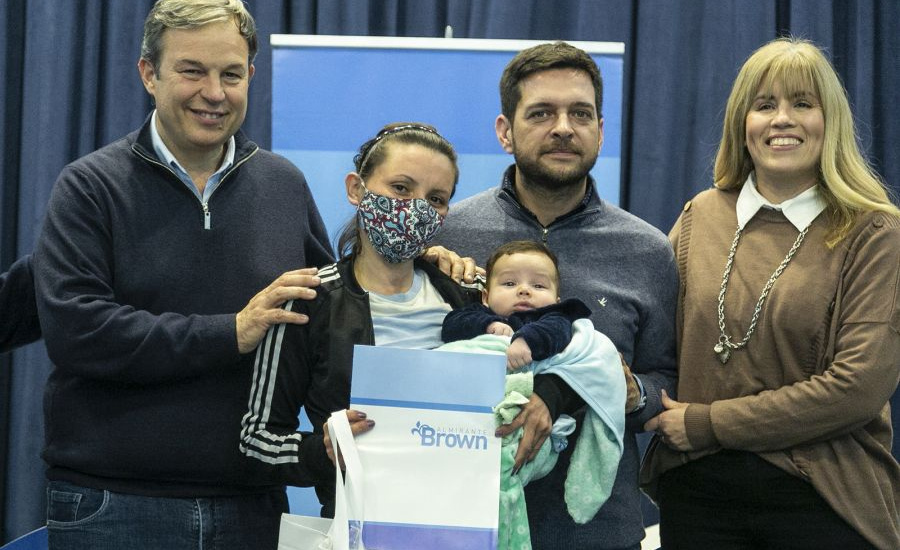 Cascallares y Fabiani entregaron cunas y ajuares a embarazadas y madres de recién nacidos