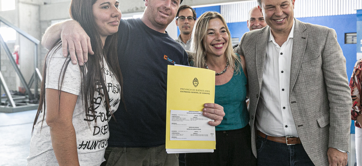 Cascallares encabezó un emotivo acto de firma de escrituras junto a 350 familias brownianas en Don Orione